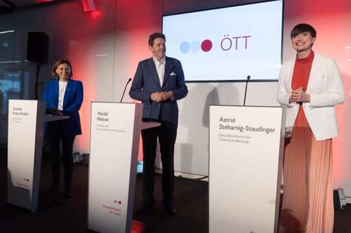 Anlässlich des heute stattfindenden
Österreichischen Tourismustages (ÖTT) gaben
Tourismus-Staatssekretärin Susanne Kraus-Winkler, WKÖ-Präsident
Harald Mahrer und die neue Geschäftsführerin der Österreich Werbung,
Astrid Steharnig-Staudinger, im Rahmen einer gemeinsamen
Pressekonferenz einen optimistischen Ausblick auf die kommende
Sommersaison.