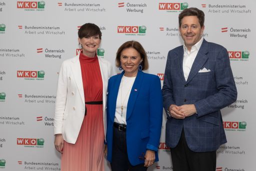 Vorschau Bild von Anlässlich des heute stattfindenden
Österreichischen Tourismustages (ÖTT) gaben
Tourismus-Staatssekretärin Susanne Kraus-Winkler, WKÖ-Präsident
Harald Mahrer und die neue Geschäftsführerin der Österreich Werbung,
Astrid Steharnig-Staudinger, im Rahmen einer gemeinsamen
Pressekonferenz einen optimistischen Ausblick auf die kommende
Sommersaison.