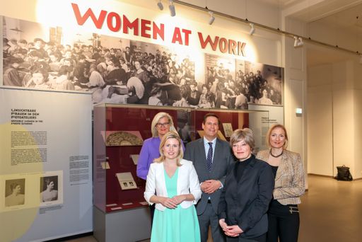 https://www.apa-fotoservice.at/galerie/32718 v.l.n.r.: Ursula
Plassnik (Österreichische Regierungskommissärin für Expo 2025
Osaka); BM Susanne Raab (Bundesministerin für Frauen, Familie,
Integration und Medien im Bundeskanzleramt); Peter Aufreiter
(Generaldirektor Technisches Museum Wien); Martina
Griesser-Stermscheg (Kuratorische Leitung der Ausstellung); Karin
Skarek (Wirtschaftliche Geschäftsführerin Technisches Museum Wien)