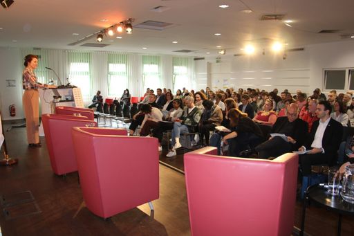 Rektorin Barbara Herzog-Punzenberger eröffnet die
Podiumsdiskussion zum Thema "Bildung gegen Antisemitismus und
Rassismus: Zwei Themen, eine Perspektive?"