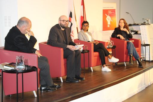 Vorschau Bild von Das Podium diskutiert die Rolle der Bildung beim
Kampf gegen Rassismus und Antisemitismus