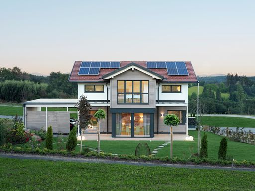 Ökologisches GRIFFNER Holzhaus: Durch die
ökologische Holzbauweise, durch innovative Dämm-Materialien sowie
vor allem durch eine hocheffiziente Wärmepumpe und eine
Photovoltaikanlage mit Stromspeicher ist eine Reduktion der
Energiekosten bereits jetzt von bis zu 90 Prozent möglich.