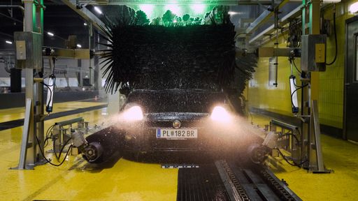 Vorschau Bild von In den großzügig angelegten Hallen befinden sich
siebzig Meter lange Waschstraßen und ausreichend Platz um auch die
gesamte Innenraumpflege in geschützter Umgebung durchführen zu
können.