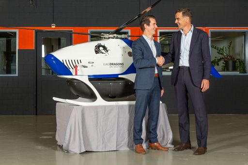  Matthias Fiegl (links), CCO der
SmartDigital-Gruppe, mit Jon Andreas Jörg, CEO des Schweizer
Drohnen-Herstellers Anavia, bei der Übernahme des Fluggeräts am
Anavia Firmensitz in Näfels. Unter dem Namen ED-Dragon 01 wird die
Langstrecken-Drohne in der Drohnenflotte der SmartDigital-Gruppe zur
Überwachung kritischer Infrastruktur mit vielfältigen Sensoren
ausgestattet eingesetzt. Betreiber ist die SmartDigital-Tochter
Eurodragons.