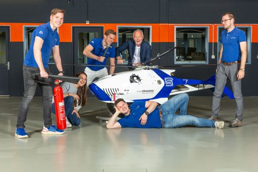 Vorschau Bild von Das Team von EuroDragons bei der Übernahme der
Langstrecken-Drohne Anavia HT-100 am Anavia Firmensitz in Näfels.
Die SmartDigital-Tochter EuroDragons ist Betreiber der
SmartDigital-Drohnenflotte zur Überwachung kritischer Infrastruktur
mit Hilfe KI-gestützter Datenauswertung.