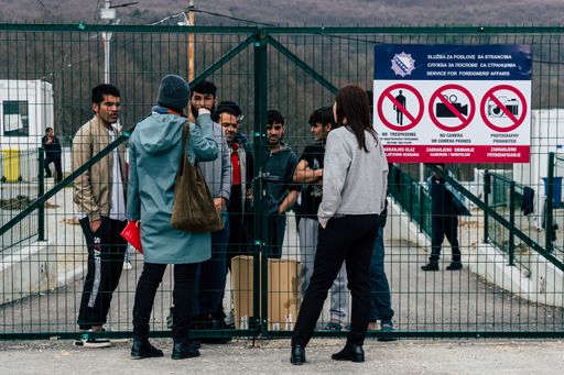 Vorschau Bild von Journalist:innen dürfen weiterhin nicht das Camp
betreten, seitdem das Gefängnis erbaut wurde. Hier Journalist:innen
im Gespräch mit Geflüchteten über den Zaun von Lipa.
