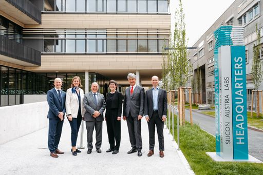 v.l.n.r. Christof Wochesländer (CFO SAL),
Wirtschafts- und Forschungslandesrätin Barbara Eibinger-Miedl,
Ingolf Schädler (SAL Aufsichtsratsvorsitzender), Henriette Spyra
(Sektionsleiterin Innovation und Technologie, BMK), Harald Kainz
(Rektor TU Graz) und Bruno Clerckx (CTO SAL) vor dem SAL Building in
der Sandgasse 34.