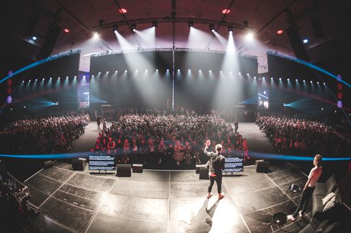 Vorschau Bild von Die beiden Gründer, Stefan Stücklschweiger und
Thiemo Gillissen, auf der Bühne beim Fifteen Seconds Festival in der
Stadthalle Graz