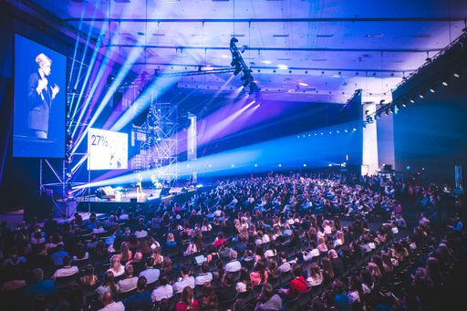Vorschau Bild von Isabelle Schnellbügel von Ogilvy auf der Bühne beim
Fifteen Seconds Festival 2022 in der Stadthalle Graz