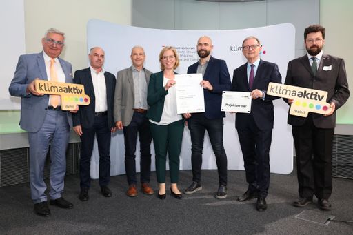 von links: Gemeindebundpräsident Alfred Riedl,
Baumit Bad Ischl Werksleiter Friedrich Petereder, Baumit
Umweltbeauftragter Gerhard Philipp, Klimaschutzministerin Leonore
Gewessler, Baumit Projektleiter Friedrich Sallmanshofer,
WKO-Generalsekretär Karlheinz Kopf und Vizebürgermeister Harald
Ludwig.