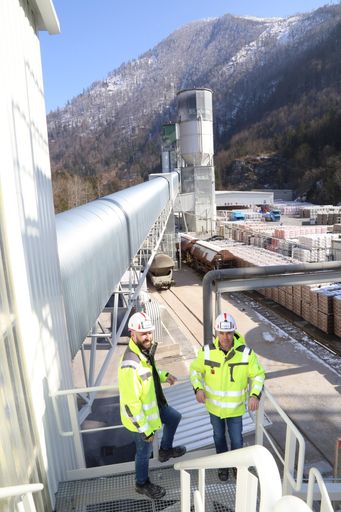 Vorschau Bild von Baumit realisiert am Standort Bad Ischl eine
nachhaltige Lösung für den Gesteinstransport: Die innovative, 235
Meter lange Sandtransportanlage reduziert jährlich 50 t CO2,
minimiert LKW-Fahrten, dämpft Staub- und Schallemissionen. von
rechts: Friedrich Petereder, Werksleiter Baumit Bad Ischl und
Friedrich Sallmanshofer, Baumit Projektleiter.