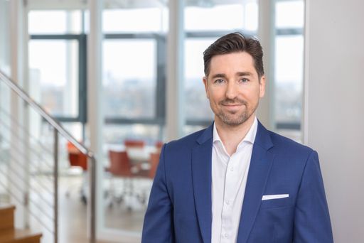  Daniel Leimbach, Head of Customer Unit Western Europe, Ericsson /
Geschäftsführer von Ericsson Deutschland: &quot;Bei Ericsson gehen
Nachhaltigkeit und wirtschaftlicher Erfolg Hand in Hand. Der
Schlüssel dazu ist Ericssons innovative Mobilfunktechnik. Wir
verfolgen einen aktiven Ansatz, um die &apos;Energiekurve zu
brechen&apos;. Mit jeder neuen Generation des Mobilfunks werden wir
effizienter, können den Energieverbrauch insgesamt senken und somit
Pionierarbeit für eine nachhaltigere Zukunft leisten.&quot; / Die
Verwendung dieses Bildes für redaktionelle Zwecke ist unter
Beachtung aller mitgeteilten Nutzungsbedingungen zulässig und dann
auch honorarfrei. Veröffentlichung ausschließlich mit
Bildrechte-Hinweis.