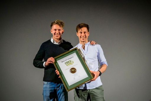  Noch immer überwältigt: Peter (links) und David
Kargl (rechts) gewinnen mit Kühbrein „Maschanzker“ erneut Cider
World Award (Credit: Cider World, Fotografin Gina Hartwich)