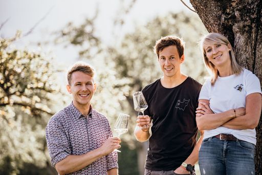 Vorschau Bild von Das Kühbrein-Team: Peter Kargl, David Kargl und
Beate Offenbacher (v. links n. rechts) (Credit: Sabrina Stummer,
Freilichtmomente)