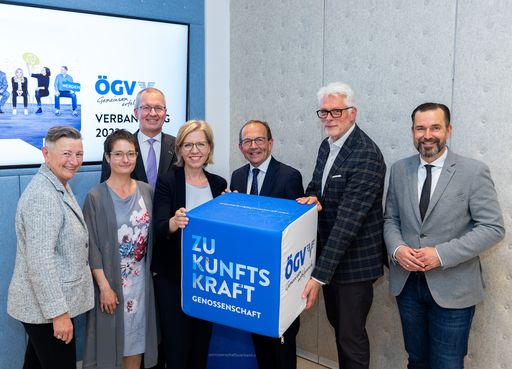 Ministerin Gewessler bei ÖGV-Verbandstag, v. l. n.
r.: Moderatorin Verena Nowotny, ÖGV-Gründungsexpertin Barbara
Pogacar, Volksbank-Regionaldirektor Martin Heilinger,
Bundesministerin Leonore Gewessler, ÖGV-Vorstandsvorsitzender Peter
Haubner, Energieexperte Roland Kuras und ÖGV-Vizepräsident Clemens
Pig