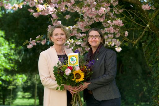  Barbara Riegler (rechts) übernimmt die Führung des
BIO AUSTRIA Bundesverbandes von Gertraud Grabmann.