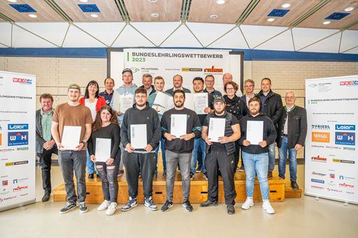 Vorschau Bild von Siegerehrung Bundeslehrlingswettbewerb 2023:
TeilnehmerInnen, Organisationsteam und Vertreter der Lehrbetriebe