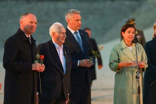  Bundesinnenminister Gerhard Karner,
Gusen-Überlebender Stanisław Zalewski, Bundeskanzler Karl Nehammer
und Gedenkstätten-Direktorin Barbara Glück bei der Gedenkfeier am
ehemaligen Appellplatz Gusen