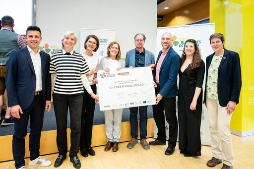 Die ersten 14 jungen Changemaker freuen sich über
die ersten 100.000 Euro bei Changemaker #nature