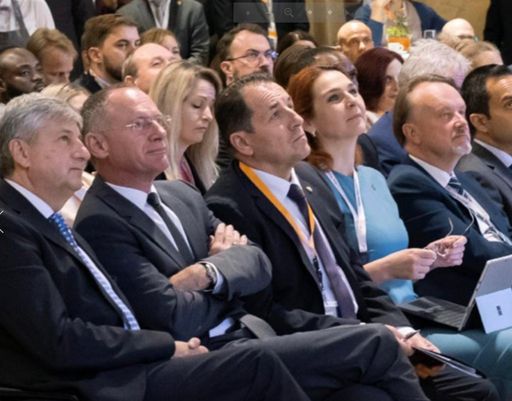 Entgegen den Behauptungen des Innenministeriums,
die ein Treffen von Karner, Spindelegger und Cikotić dementieren,
kommunizieren die Bilder Vienna Migration Conference 2022 vom
ÖVP-nahen Institut ICMPD klar: Die drei asylpolitischen Hardliner
haben einander gemeinsam getroffen.