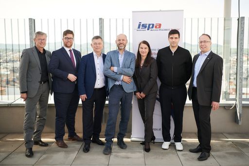 https://www.apa-fotoservice.at/galerie/32542 Das ISPA-Forum 2023
stand unter dem Titel "Infowar: Sicherheitspolitik im Internet?" Die
Begrüßung erfolgte durch Justizministerin Alma Zadić, die Keynote
hielt Pulitzer-Preisträger Christo Buschek. Im Anschluss diskutierte
er mit Sabine Frank, Head of Governmental Affairs and Public Policy
YouTube DACH/CEE, Walter Unger, Oberst des Generalstabs und Leiter
der Abteilung Cyber Defence & IKT-Sicherheit im Abwehramt des
Österreichischen Bundesheeres, sowie Thomas Bruning, Generalsekretär
der Niederländischen Journalistenvereinigung (NVJ), welche gegen die
EU-Sperre von russischen Medien geklagt hat.