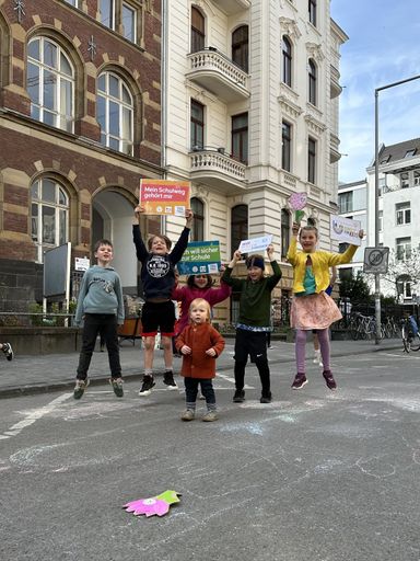 Vorschau Bild von Kindergruppe: "Wir wollen Schulstraßen!" / Die
Verwendung dieses Bildes für redaktionelle Zwecke ist unter
Beachtung aller mitgeteilten Nutzungsbedingungen zulässig und dann
auch honorarfrei. Veröffentlichung ausschließlich mit
Bildrechte-Hinweis.