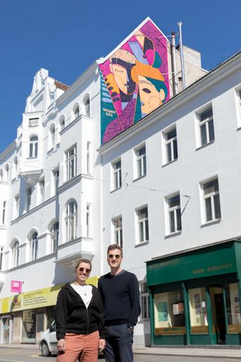  vlnr.: Illustrations-Künstlerin Nadine Werjant und
Peter Kaswurm, Gründer und Geschäftsführer von Grossmann + Kaswurm
Immobilien