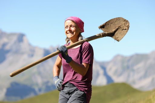  Die Freiwilligen helfen den Bergbauernfamilien beim Heuen,
Misten, im Haushalt, bei der Kinderbetreuung und bei sonstigen
Arbeiten, die anfallen. / Die Verwendung dieses Bildes für
redaktionelle Zwecke ist unter Beachtung aller mitgeteilten
Nutzungsbedingungen zulässig und dann auch honorarfrei.
Veröffentlichung ausschließlich mit Bildrechte-Hinweis.