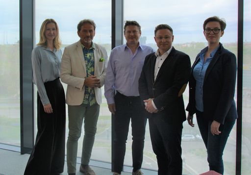 v.l. Marcela Strahodinsky, Harald G. Janisch,
Gerhard Lischka (alle WKW), Christoph Lipinski, Yvonne Heuber (beide
vidaflex)