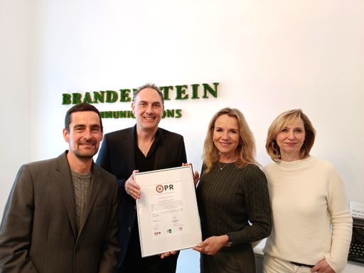  Marco Jäger (Brandenstein Communications),
Christian Krpoun (Geschäftsführer Österreichisches PR-Gütezeichen),
Christina Brandenstein (Brandenstein Communications) und Mag. Andrea
Pfenningbauer (Brandenstein Communications) bei der
Zertifikatsübergabe.