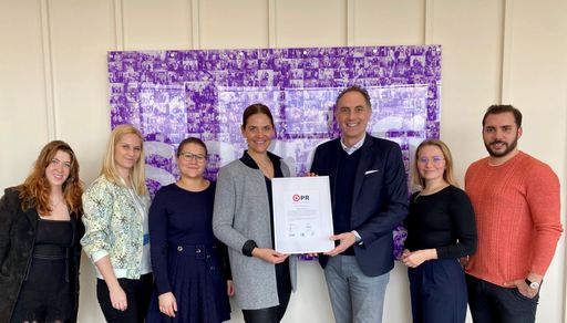 Vorschau Bild von Sophia Görlich (Sanofi), Daniela Dallinger
(Sanofi), Edda Reitter (Sanofi), Juliane Pamme (Sanofi), Christian
Krpoun (Geschäftsführer Österreichisches PR-Gütezeichen), Johanna
Knauß (Sanofi), Christoph Singelmann (Sanofi) bei der
Zertifikatsübergabe.