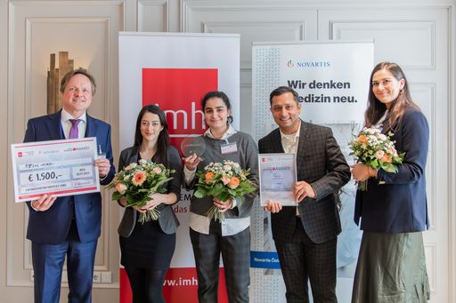  Die Finalistinnen mit imh Geschäftsführer Manfred
Hämmerle und Award Partner Kuntal Baveja (Novartis Österreich)