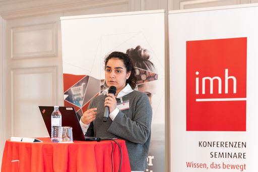 Vorschau Bild von Die Gewinnerin des YOUNG PHARMA AWARDs 2023, Negar
Asadi, bei der Vorstellung ihres Projektes