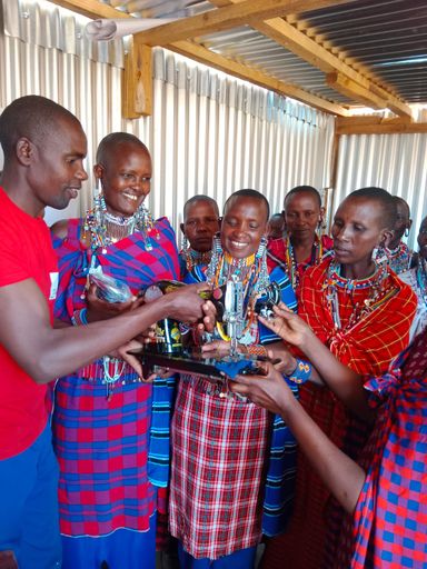 Vorschau Bild von Gemeinsames Auspacken der gelieferten Nähmaschinen
in der Nähwerkstatt