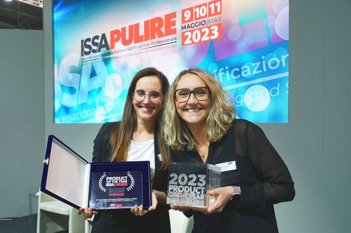Stefanie und Katharina Hagleitner mit der
Auszeichnung (von links): Das Product of the Year wird alle zwei
Jahre auf der Issa-Pulire gekürt, einer internationalen
Reinigungsmesse in Italien