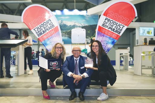 Vorschau Bild von Katharina und Stefanie Hagleitner (von links) mit
ihrem Vater Hans Georg (in der Mitte) – dahinter das Siegerprodukt:
Der Desinfektionstuchspender XIBU 2WIPE hybrid von Hagleitner ist
Product of the Year auf der ISSA-Pulire 2023