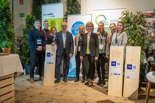 Klimaschutzministerin Leonore Gewessler und Bernd
Vogl, Geschäftsführer des Klima- und Energiefonds beim Rundgang
durch die Finanzierungsmesse "The Green 100" in Wien.