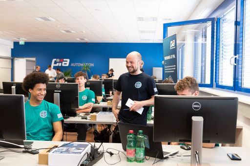  Markus Krempl (SPS-Programmierer) gibt
Instruktionen zur Aufgabenstellung.