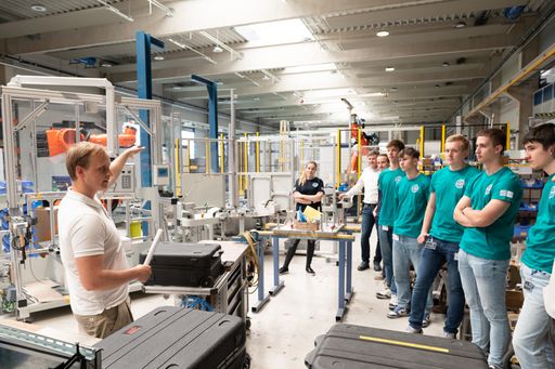 Vorschau Bild von In der Mittagspause hatten die Schüler die
Gelegenheit, bei einer Betriebsführung das Unternehmen hautnah zu
erleben.