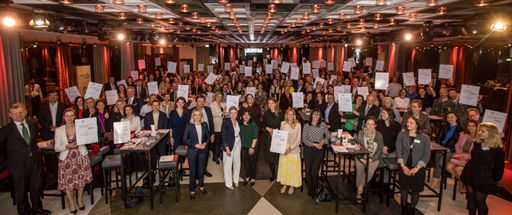 MMag. Dr. Susanne Raab, Bundesministerin für
Frauen, Familie, Integration und Medien, überreichte am 10.05.2023
das staatliche Gütezeichen an zertifiziert familienfreundliche
Unternehmen, Institutionen und Hochschulen.