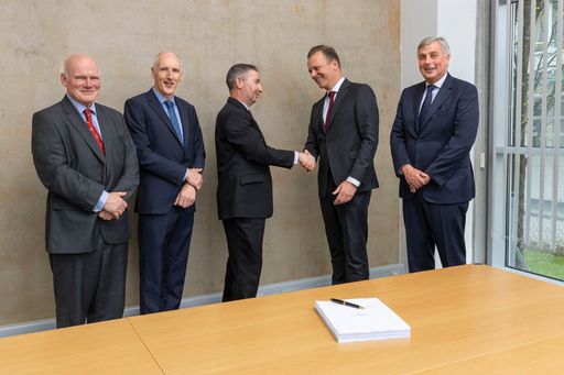 v.l.n.r.: Tim Rowan, Declan Moran, Gavan O'Sullivan, Arne W.
Dirks und Jürgen Müller / Die Verwendung dieses Bildes für
redaktionelle Zwecke ist unter Beachtung aller mitgeteilten
Nutzungsbedingungen zulässig und dann auch honorarfrei.
Veröffentlichung ausschließlich mit Bildrechte-Hinweis.