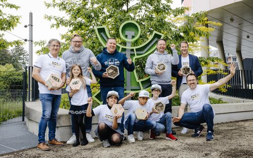  v.l.n.r: Manfred Hohensinner, Frutura
Geschäftsführer; Ingo Hofmann, CEO Merkur Versicherung; Markus
Spellmeyer, Vorstand Merkur Versicherung, Christian Kladiva,
Vorstandsdirektor Merkur Versicherung; Franco Foda,
BioBienenApfel-Botschafter; Schülerinnen und Schüler der
Bienenklasse, Volksschule Triester; Thomas Zimmermann,
Nachhaltigkeitskünstler