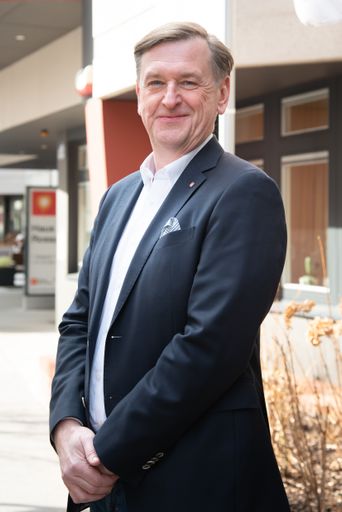 Vorschau Bild von Dass man am richtigen Weg ist, leitet der
Geschäftsführer des Kuratoriums Wiener Pensionisten-Wohnhäuser, Mag.
Christian Hennefeind, nicht zuletzt von einer aktuellen Umfrage ab:
„Bei der letzten durchgeführten Befragung unserer Bewohner*innen
zeigt sich, dass die Gesamtzufriedenheit sehr hoch ist. 97% gaben
an, dass sie sich bei uns sehr wohl oder wohl fühlen und uns
weiterempfehlen würden. Wir sind stolz auf die tolle Arbeit unserer
Mitarbeiter*innen und sie alle verdienen für ihre tägliche Leistung
die höchste Anerkennung!“