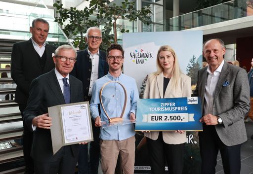 Die "Festspiele der Alpinen Küche" holen den Zipfer
Tourismuspreis 2023: Gerd Schneider (ORF Salzburg), Günter
Hinterholzer (Brau Union), Landeshauptmann Wilfried Haslauer, Manuel
Resch und Sophie Volgger (beide Zell am See-Kaprun) und Leo
Bauernberger (SalzburgerLand Tourismus).