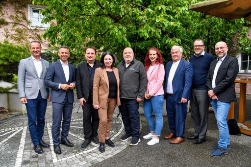  Foto v.l.n.r.: Bundesrat Dominik Reisinger, LR Dr.
Wolfgang Hattmannsdorfer, Mag. Günther Dachs (Geschäftsfeldleiter
FAB ProWork), Mag.a Silvia Kunz (FAB-Geschäftsführerin), Ing. Peter
Stockhammer (Betriebsleiter FAB ProWork Geschützte Arbeit in
Betrieben, Silke Hamader-Reisinger (Sozialabteilung Land OÖ), Dr.
Johann Kalliauer (Vorsitzender BBRZ GRUPPE), Dr. Christoph Jungwirth
(Sprecher BBRZ GRUPPE), Thomas Schauflinger (FAB-Betriebsrat)
