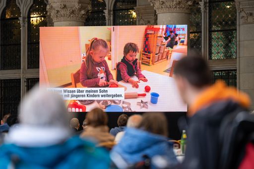 Die Videoserie „Jede*r für Jede*n – Begegnungen
zwischen Menschen mit und ohne Behinderungen“ gibt Einblicke in
verschiedene Wiener Einrichtungen, Selbsthilfegruppen und
Behindertenorganisationen.
