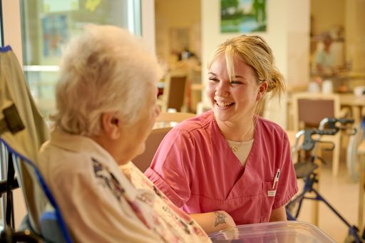 Pflegefachassistentin Lea Ströbinger mit Bewohnerin