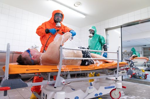 Patient:innenversorgung nach Raufhandel:
Erfolgreiche Übung im Traumazentrum Wien Meidling. Bild zeigt
Dekontamination von Patient.