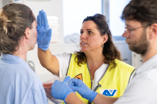 Vorschau Bild von Patient:innenversorgung nach Raufhandel:
Erfolgreiche Übung im Traumazentrum Wien Meidling. Bild zeigt
Erstuntersuchung von Patientin.