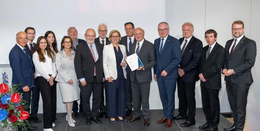  Im Beisein von Landeshauptfrau Johanna Mikl-Leitner
feierte die KL Krems ihr 10-jähriges Gründungsjubiläum mit rund 200
Ehrengästen aus Bildung, Forschung, Kultur, Politik und Wirtschaft.
Im Rahmen der Veranstaltung wurde Landeshauptmann a.D. Dr. Erwin
Pröll die Würde des Ehrensenators der KL verliehen.